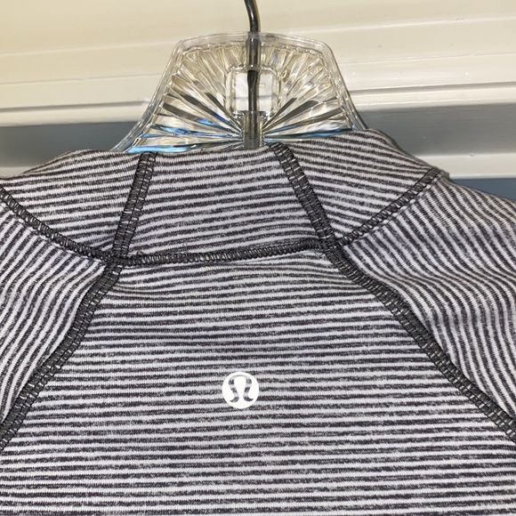 Lulu lemon sweater size 2 - Picture 7 of 7